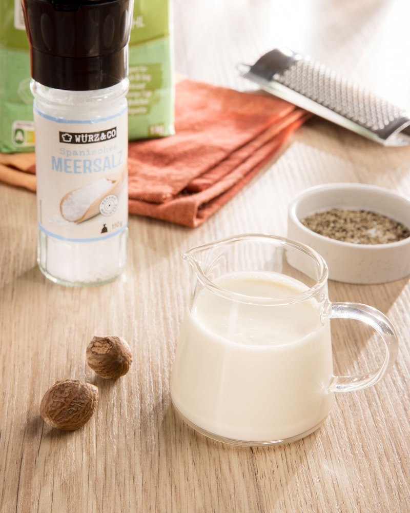 Dieses Bild zeigt die Milch für die fertige Brokkolicremesuppe.
