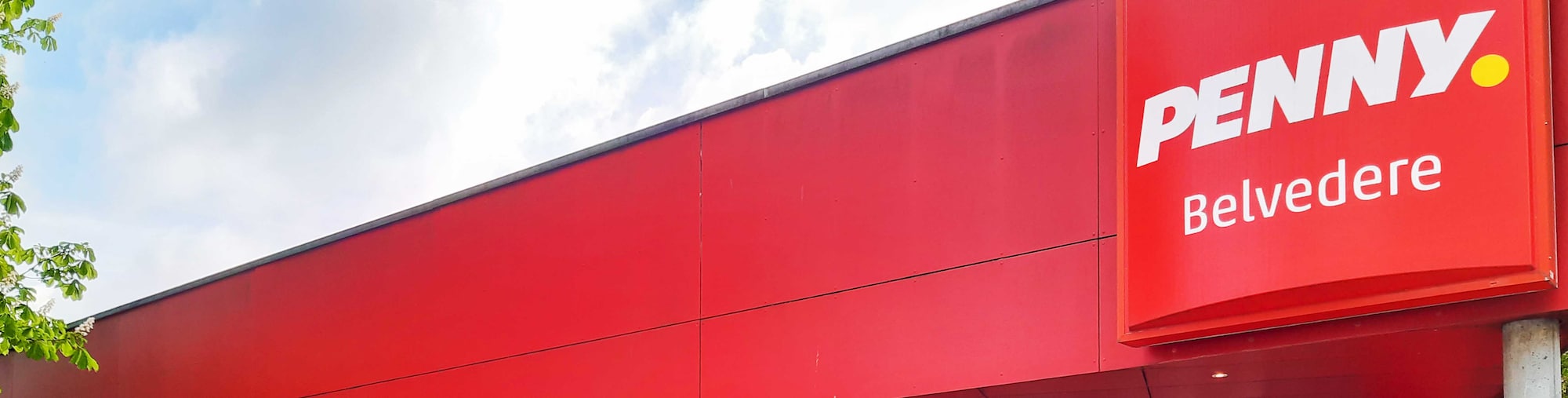 Sie sehen den Eingang vom Penny Markt in Kiel/Bluecherplatz Holtenauer Str. 234