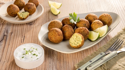 Das Bild zeigt knusprige Falafel und einen leckeren Dipp.