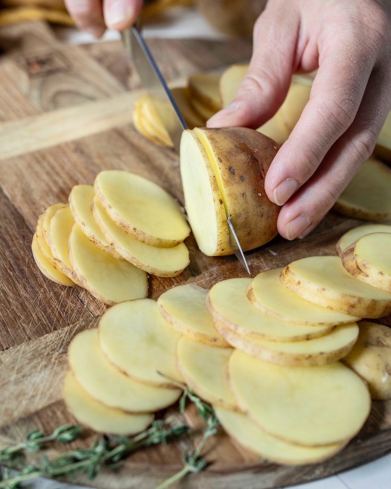 Dieses Bild wie die Kartoffeln für die Galette geschnitten werden.
