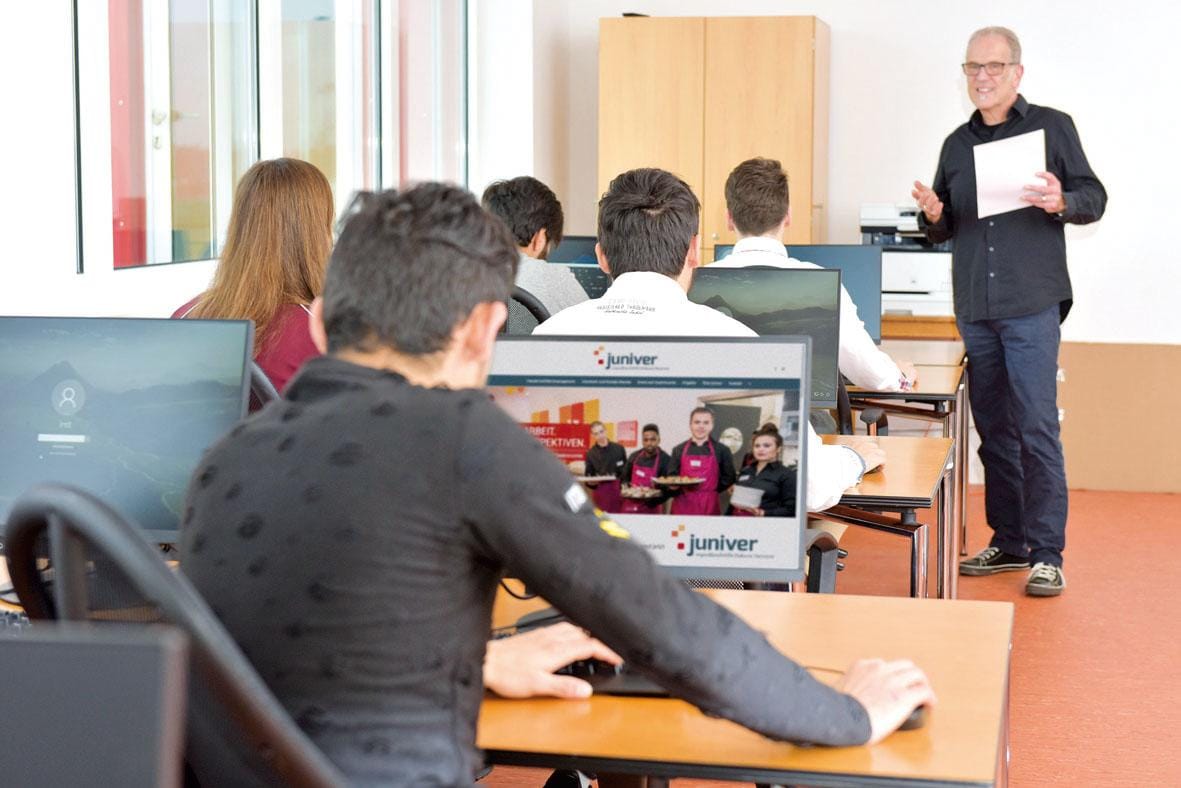 Vereinsmitglieder sitzen vor Computern