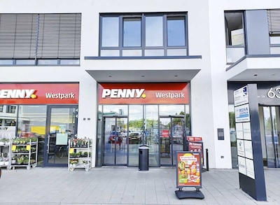 Sie sehen den Eingang vom Penny Markt in Straubing, Geiselhöringer Straße 63