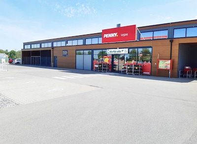 Sie sehen den Eingang vom Penny Markt in Legau Gerberstrasse 15