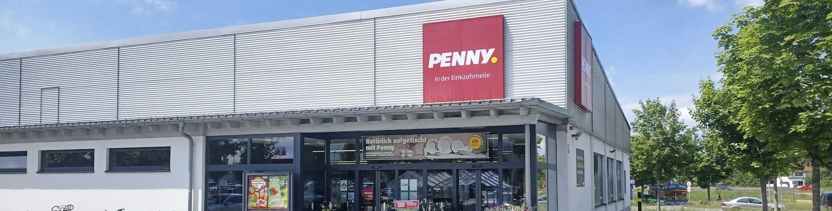 Sie sehen den Eingang vom Penny Markt in Karlsfeld Muenchner Str. 122