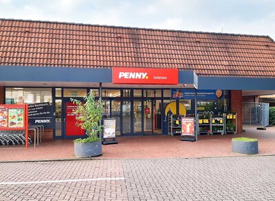 sie sehen den Eingang vom Penny Markt in Uetersen Lienaus Allee 2