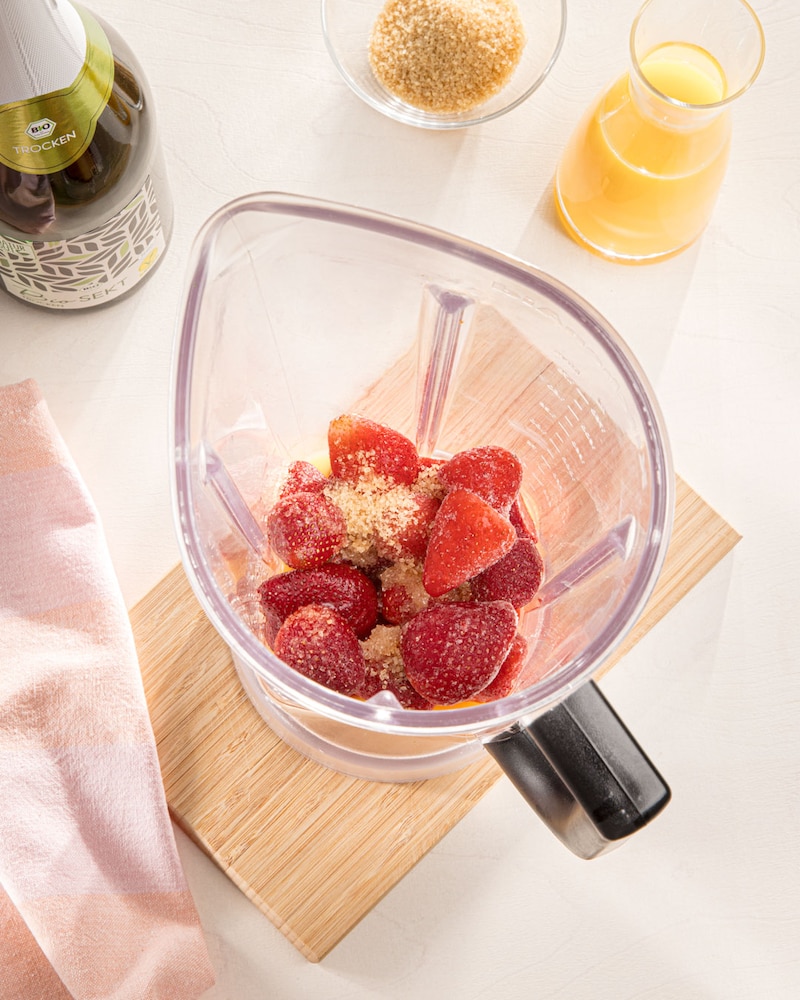 Dieses Bild zeigt die gefrorenen Erdbeeren im Mixer.