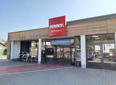 Sie sehen den Eingang vom Penny Markt in Montabaur Alleestrasse 16d