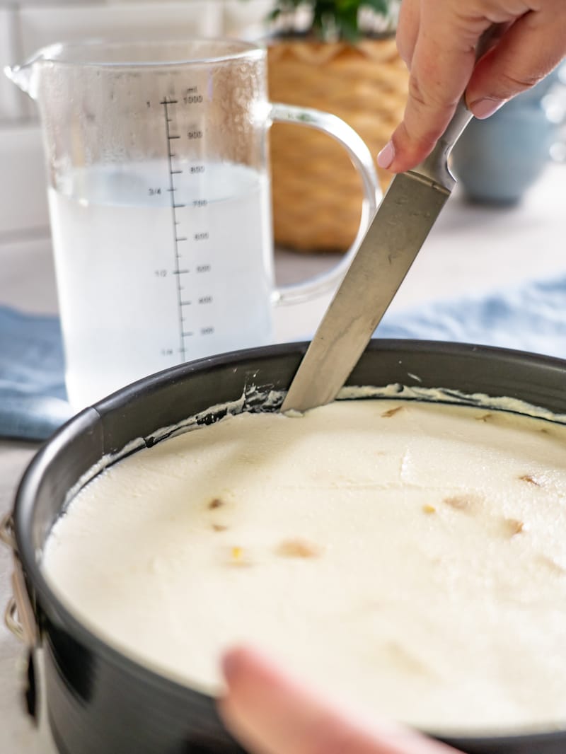 Dieses Bild zeigt wie der Kuchen aus der Form getrennt wird.