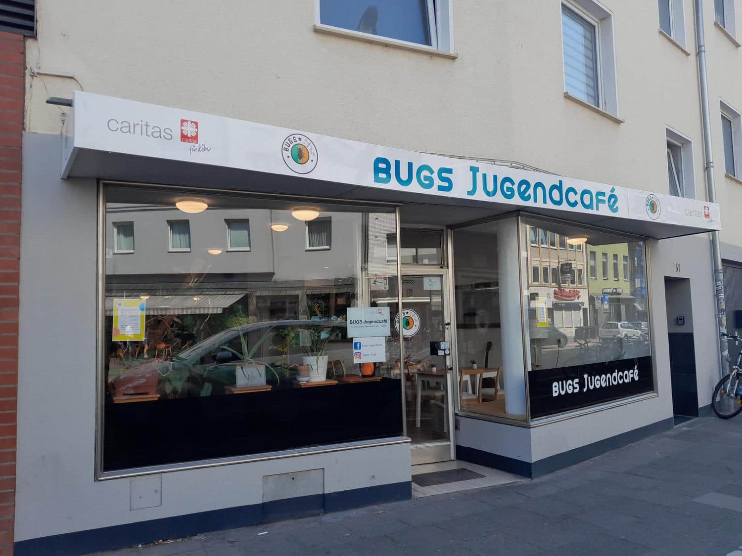 Blick von der Strasse auf das Jugendcafe