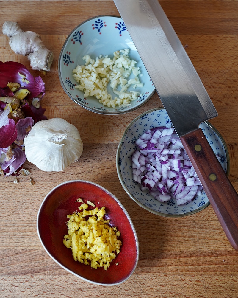 Dieses Bild zeigt den geschnittenen Ingwer, Knoblauch, Zwiebeln.