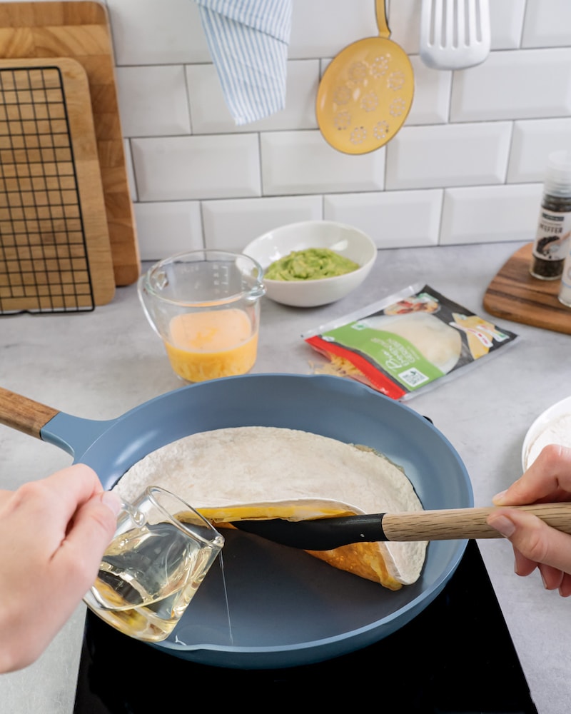 Dieses Bild zeigt wie er Wrap angebraten wird.