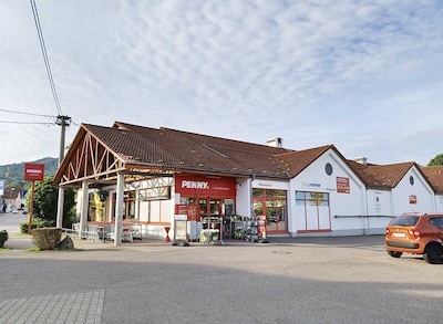 Sie sehen den Eingang vom Penny Markt in Offenburg/Rammersweier, Weinstr. 41