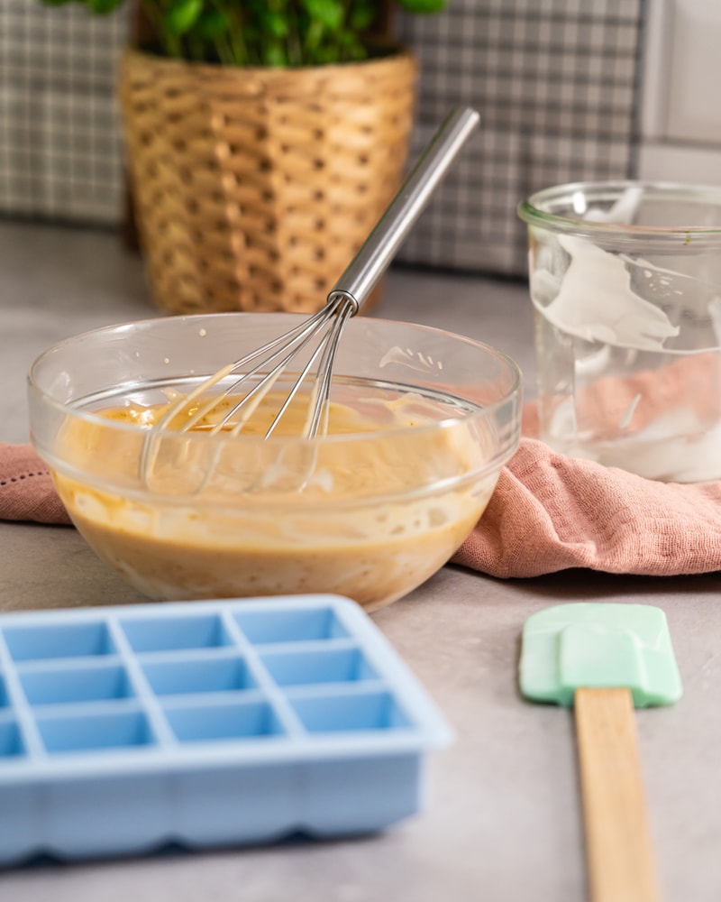 Kokos-Eiskaffee zu Pancakes mit Schokosauce