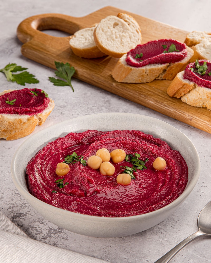 Dieses Bild zeigt den fertigen Rote Bete Hummus.