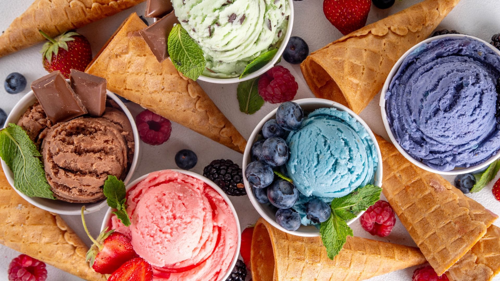 Verschiedene Eissorten in Bechern