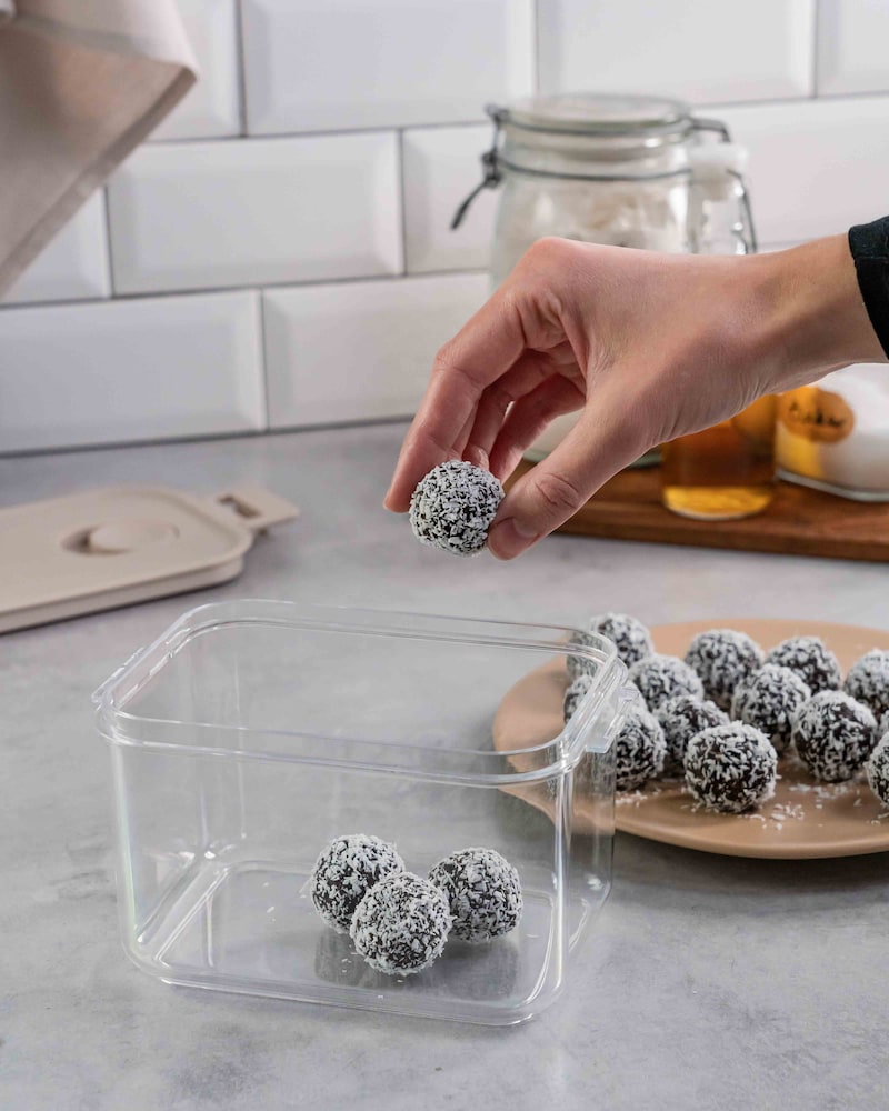 Dieses Bild zeigt wie die Energy Balls in eine Box verpackt werden.