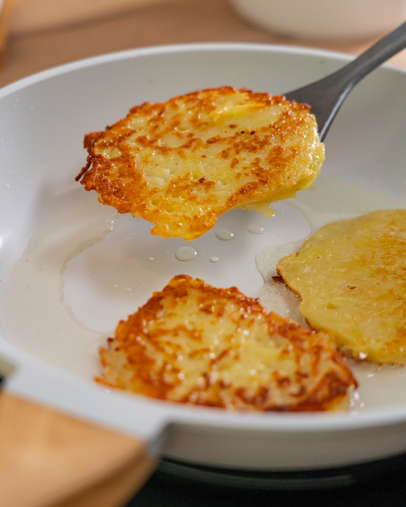 Schwedische Raggmunk mit Lachs und Kräuterschmand