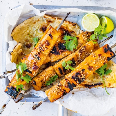 Diese Bild zeigt die fertigen Tofu-Spieße.