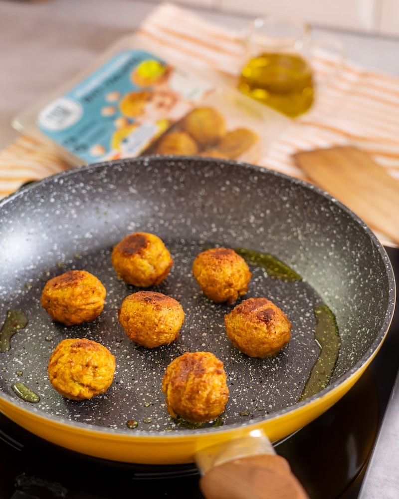 Dieses Bild zeigt das anbraten von der Falafel.