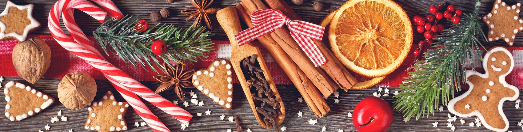 Orangen mit Lebkuchen, Zimt, Anis und anderen Gewürzen