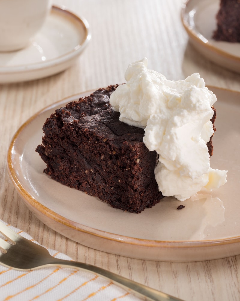 Dieses Bild zeigt die fertigen Brownies mit Kaffee.