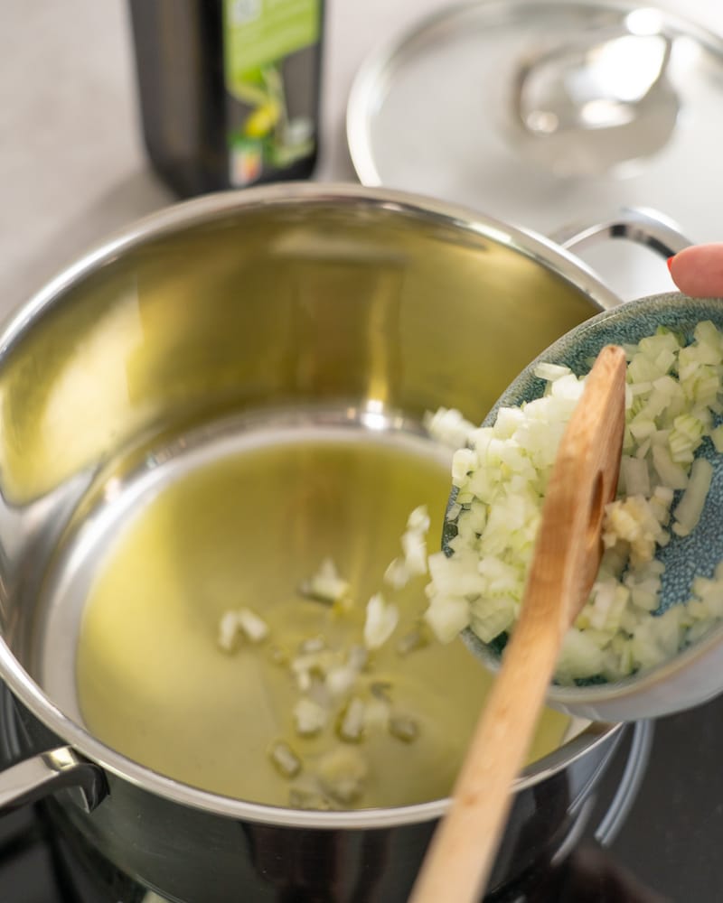 Dieses Bild zeigt wie die Zwiebel angebraten wird.