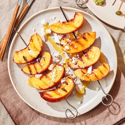 Pfirsichspiesse-mit-Gold-Sirup und Genuss-Hirte-Topping