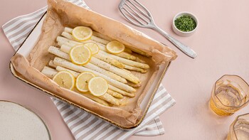 Spargel im Backofen in Backpapier