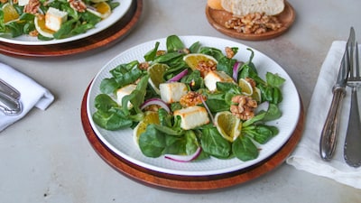 Feldsalat mit Orangen, Feta und gerösteten Walnüssen