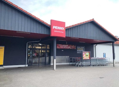 Sie sehen den Eingang vom Penny Markt in Hoehenkirchen/Siegertsbrunn, Holzapfelstr. 2