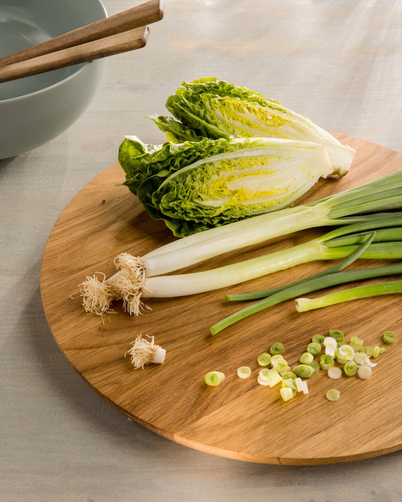 Dieses Bild zeigt Salat und Frühlingszwiebeln.