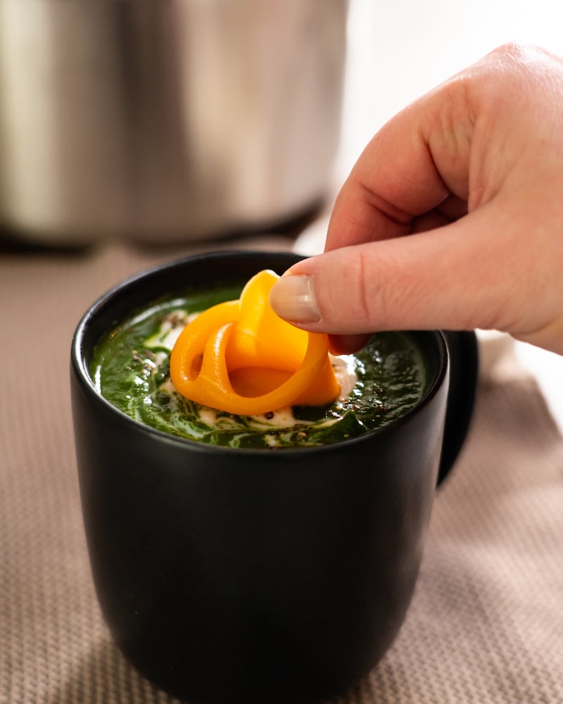 Spinatsuppe mit Räucherlaxx-Topping