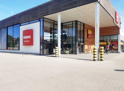 sie sehen den Eingang vom Penny Markt in Perleberg Lindenstrasse 4 – 6