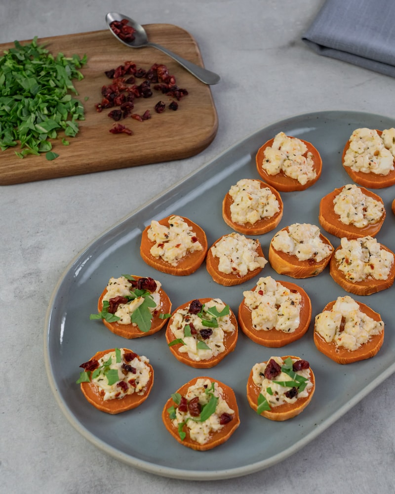 Dieses Bild zeigt wie die Crostini garniert werden.