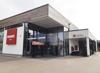 Sie sehen den Eingang vom Penny Markt in Haldensleben, Neuhaldenslebener Str. 46