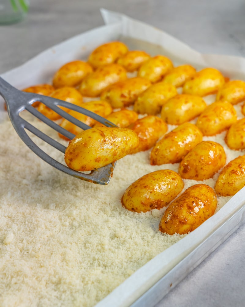 Dieses Bild zeigt wie die Kartoffeln auf das Blech gelegt werden.