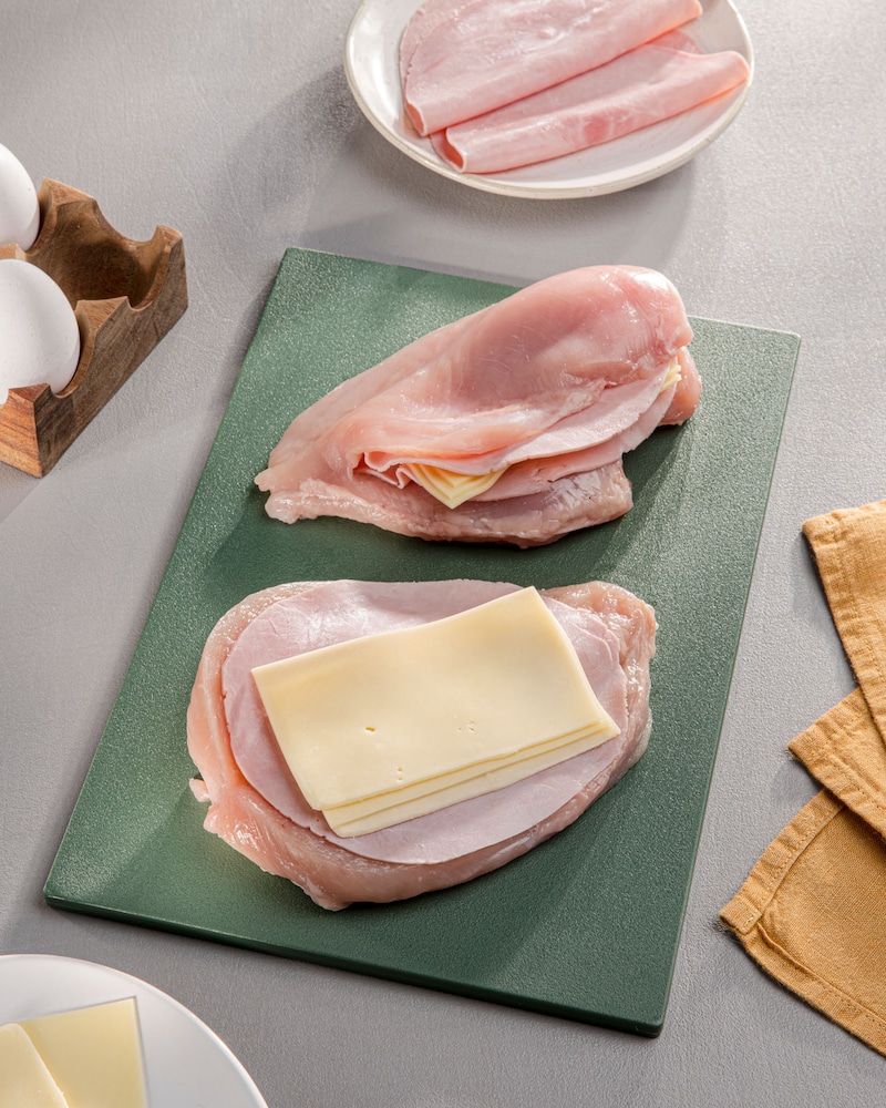 Dieses Bild zeigt wie das Cordon Bleu gefüllt wird.