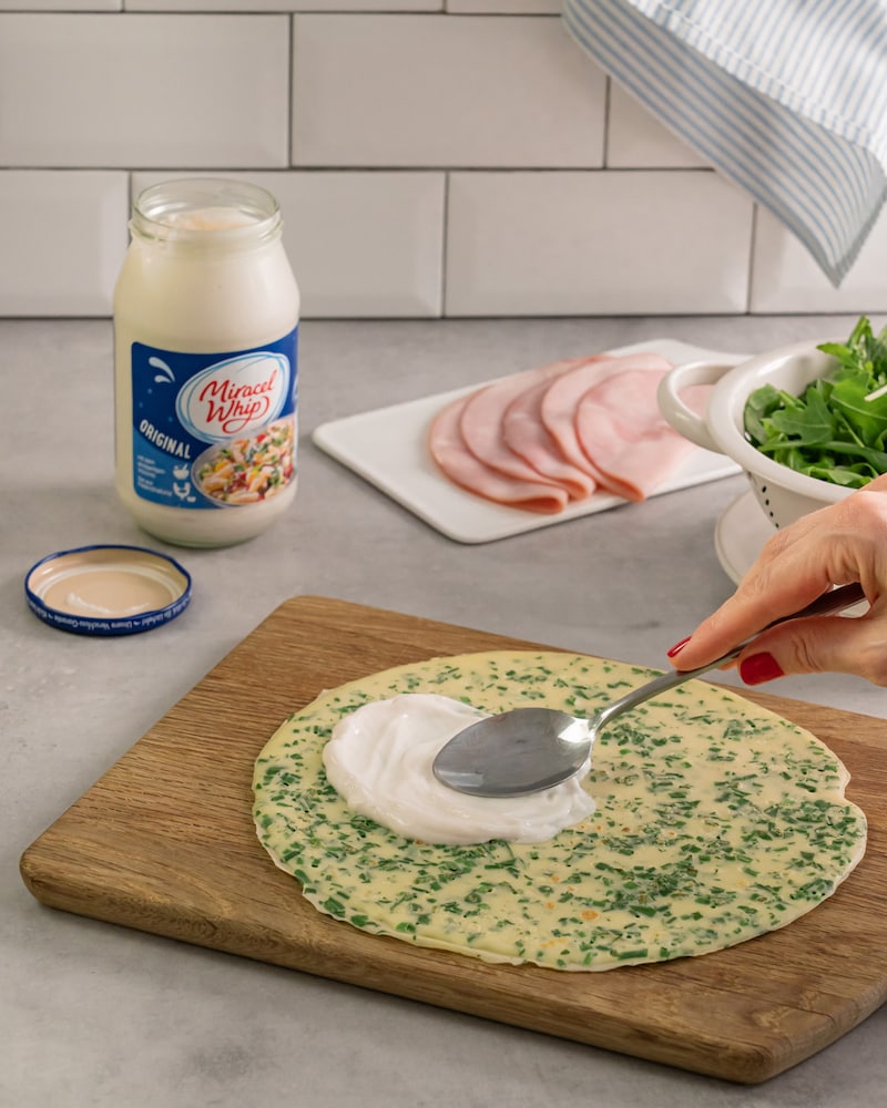 Dieses Bild zeigt wie der Pfannkuchen bestrichen wird.