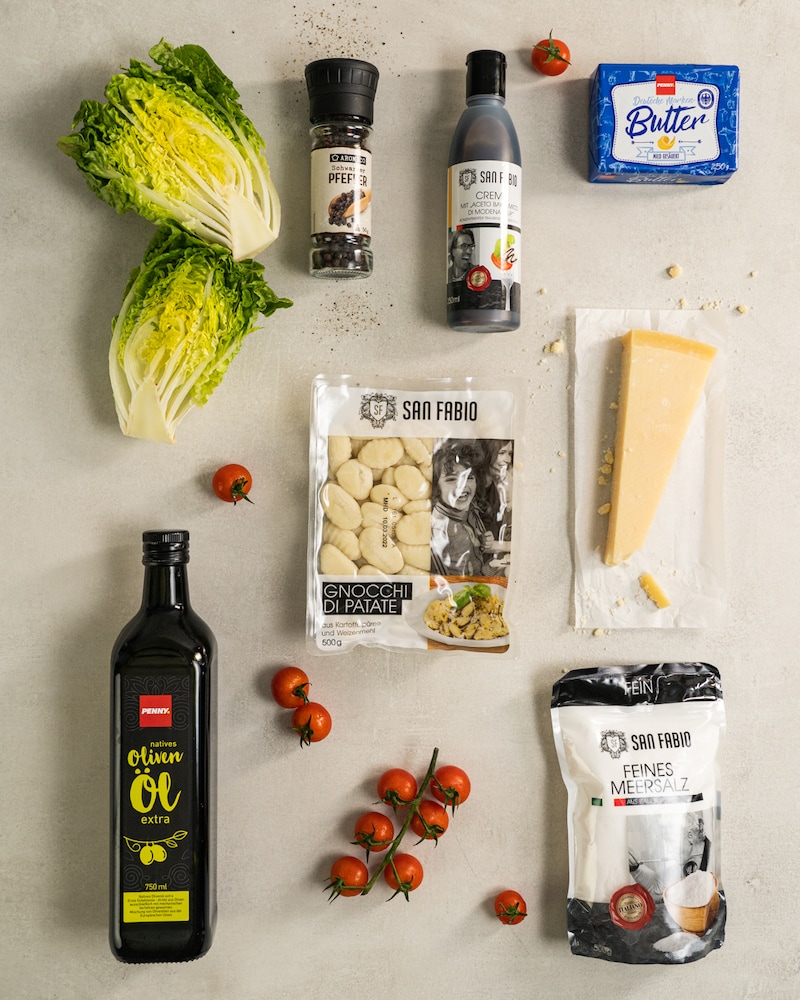 Auf diesem Bild siehst du alles, was du für unsere Gnocchi Cacio e Pepe benötigst.