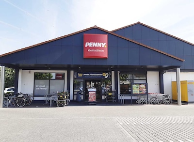 Sie sehen den Eingang vom Penny Markt in Kleinostheim Kardinal-Faulhaber-Str. 16
