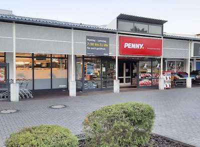 Sie sehen den Eingang vom Penny Markt in Darmstadt, Eschollbruecker Str. 26