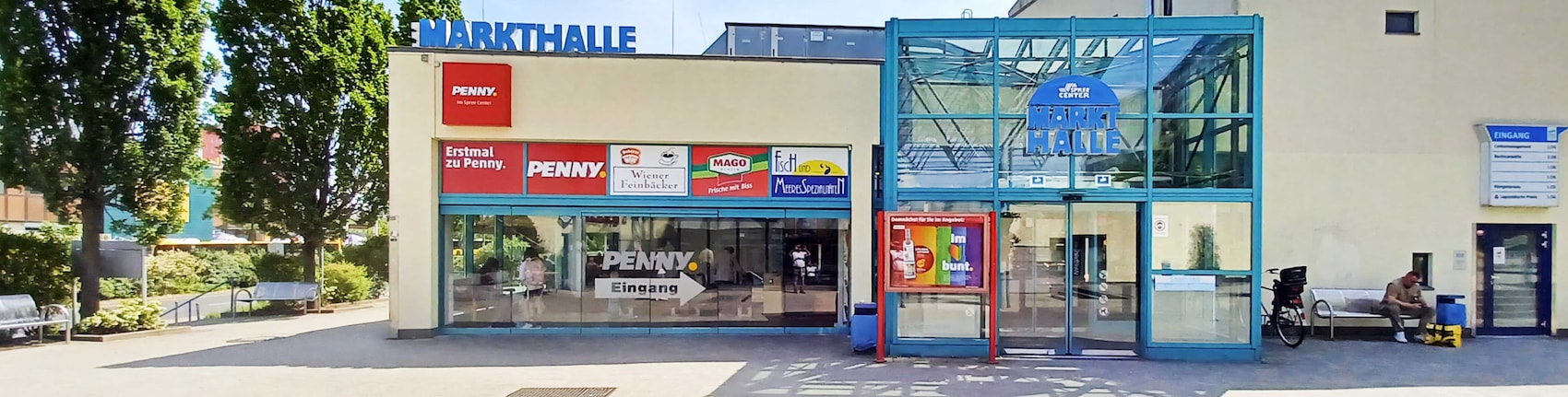 Sie sehen den Eingang vom Penny Markt in Berlin-Hellersdorf Hellersdorfer Str. 77-83