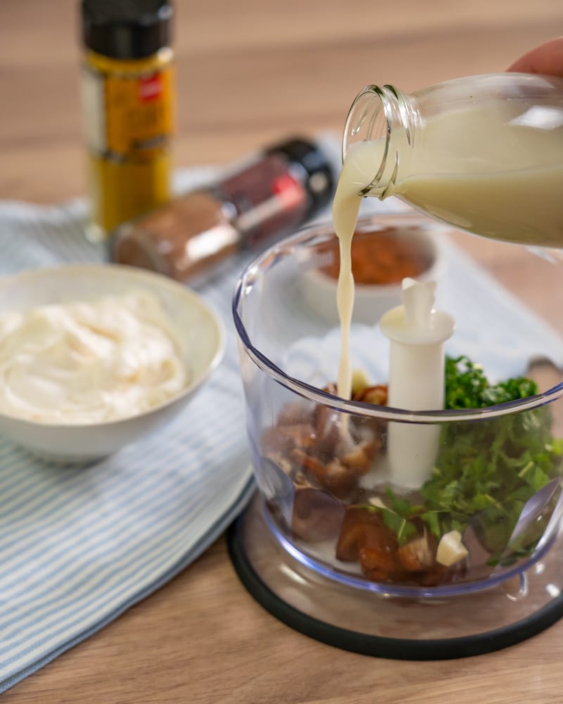 Exotische Dattelcreme mit frischer Minze und Currynote