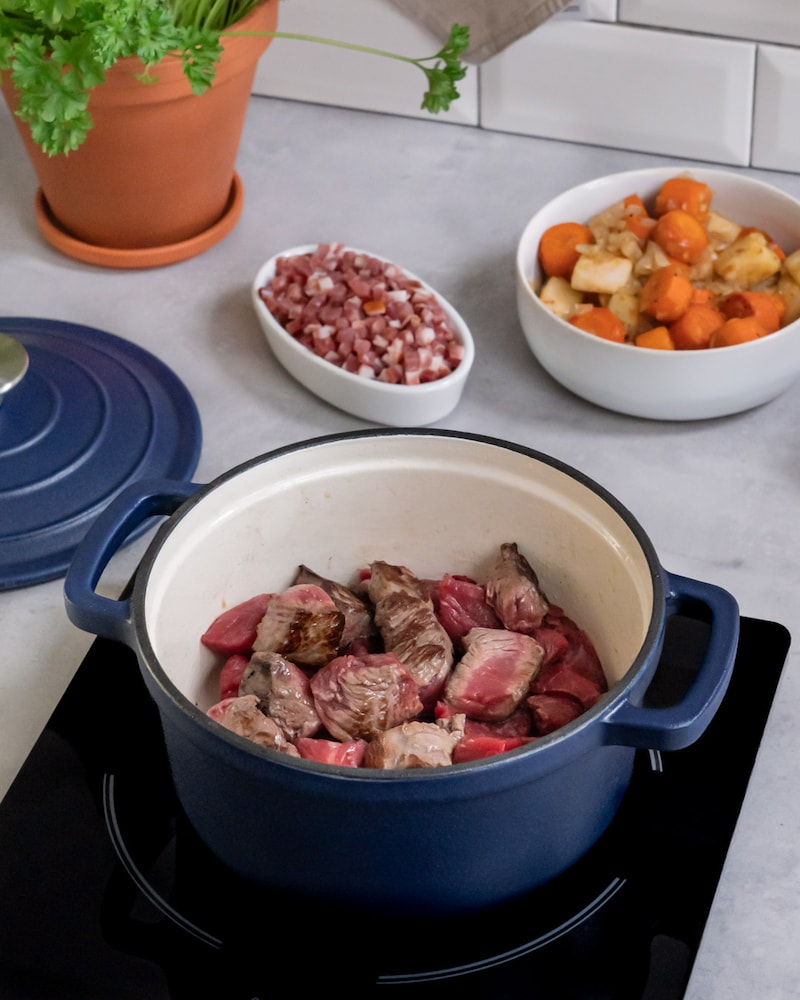 Diese Bild zeigt wie das Fleisch angeschmort wird.