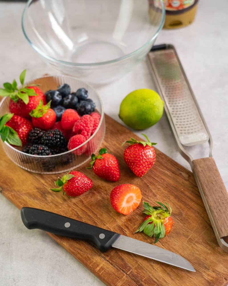 Dieses Bild zeigt wie die Beeren geschnitten werden.