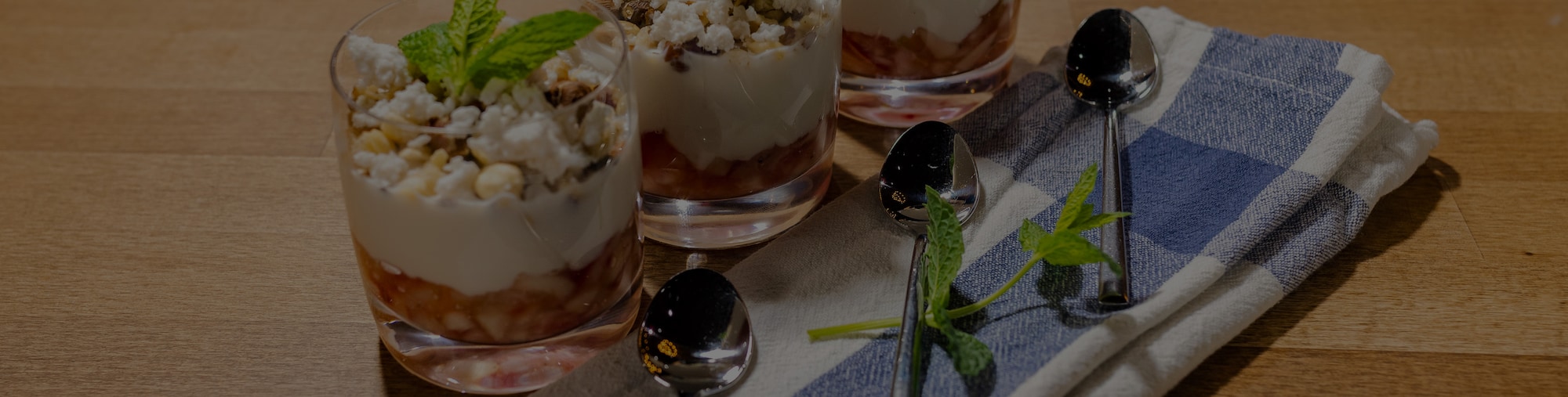 Dieses Bild zeigt das Schichtdessert mit Nektarine vom Grill.