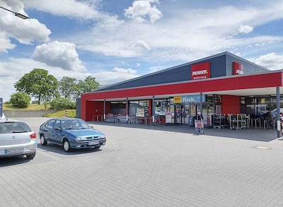Sie sehen den Eingang vom Penny Markt in Oberhausen-Rheinhausen Weiherweg 6a