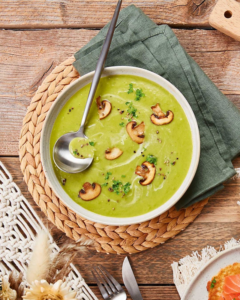 Dänische Ærtensuppe mit gebratenen Pilzen und Haferbrötchen