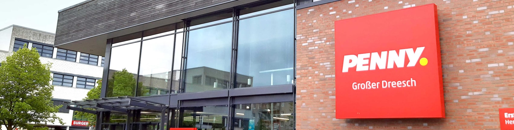 sie sehen den Eingang vom Penny Markt in Schwerin Friedrich-Engels-Str. 1-2