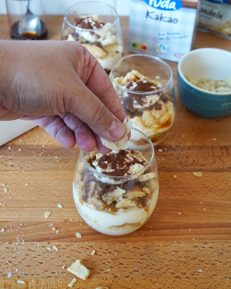 Dieses Bild zeigt wie das Spekulatius Tiramisu dekoriert wird.